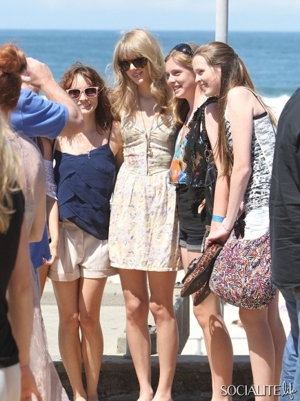 Taylor Swift chụp ảnh cùng các fan hâm mộ